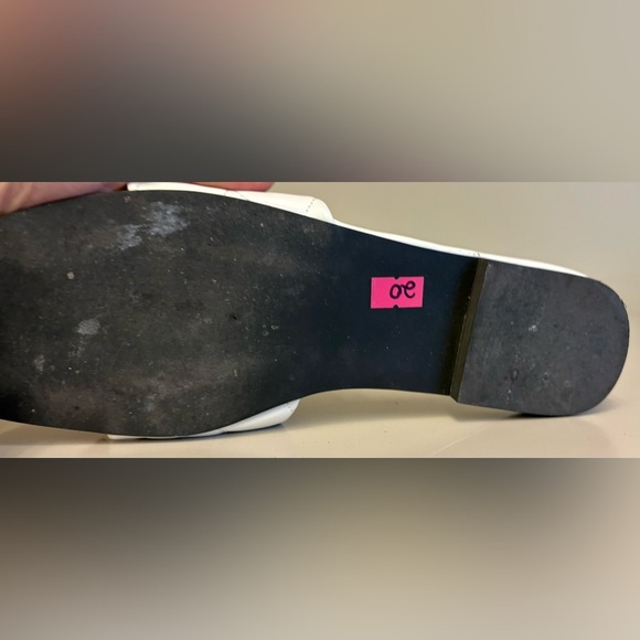 Malvados White Quilted Open-Toe Faux Leather near flat Sandals women's size 8 - Picture 8 of 8